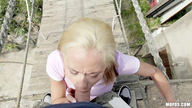 Девушка на улице присела бритой пилоткой на член пикапера и глотнула спермы