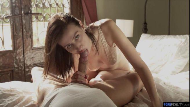 Парень с кривым членом довел восемнадцатилетнюю худышку до оргазма