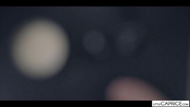 Мужик в маске отодрал красивую худышку в узкую киску