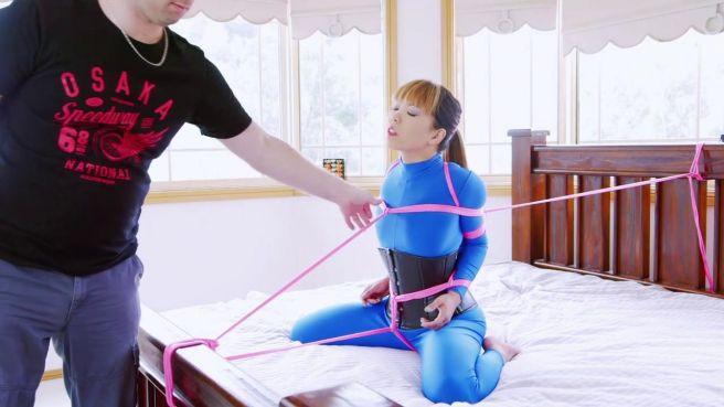 Связанная азиатка обкончалась еще до проникновения