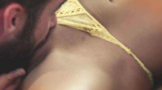 Брюнетка наслаждается сексом с бородатым мафиози на бархатном диване