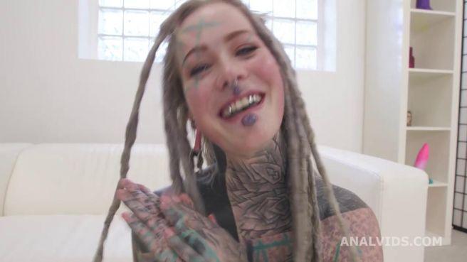 Шлюху с татуировками отымели с двойным аналом в ганг банге 