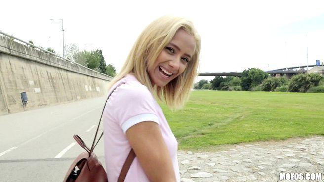 Девушка на улице присела бритой пилоткой на член пикапера и глотнула спермы