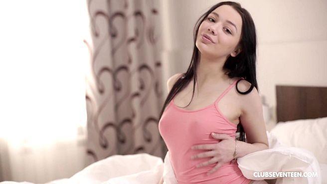 Молодая брюнетка довела себя до оргазма мастурбируя письку