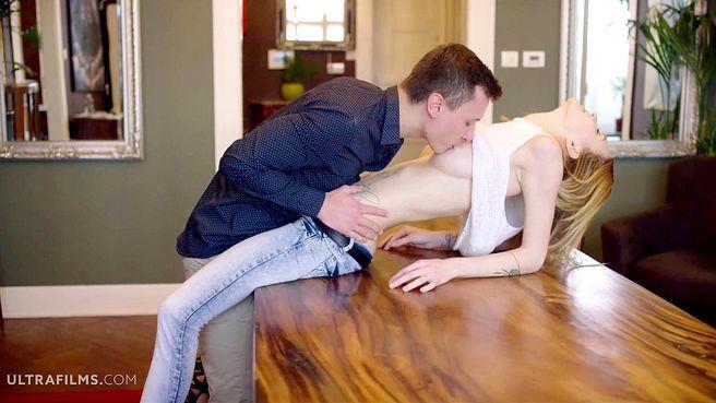 Кончил девушке на лицо после жаркого анального секса