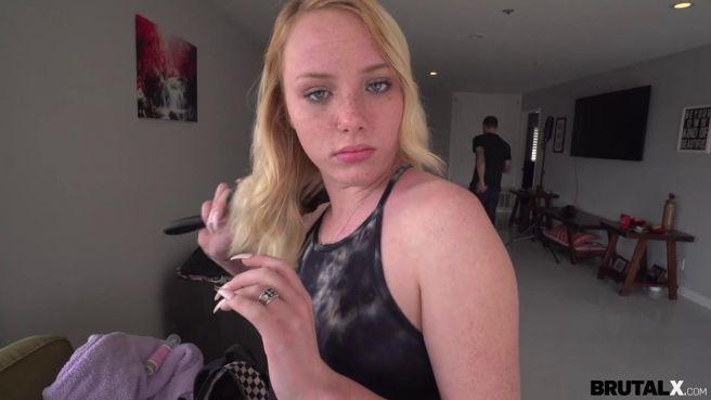 Татуированный отчим принудил красивую падчерицу заняться с ним сексом