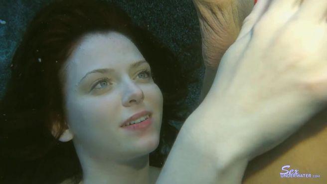 Красивый секс молодой семейной пары под водой